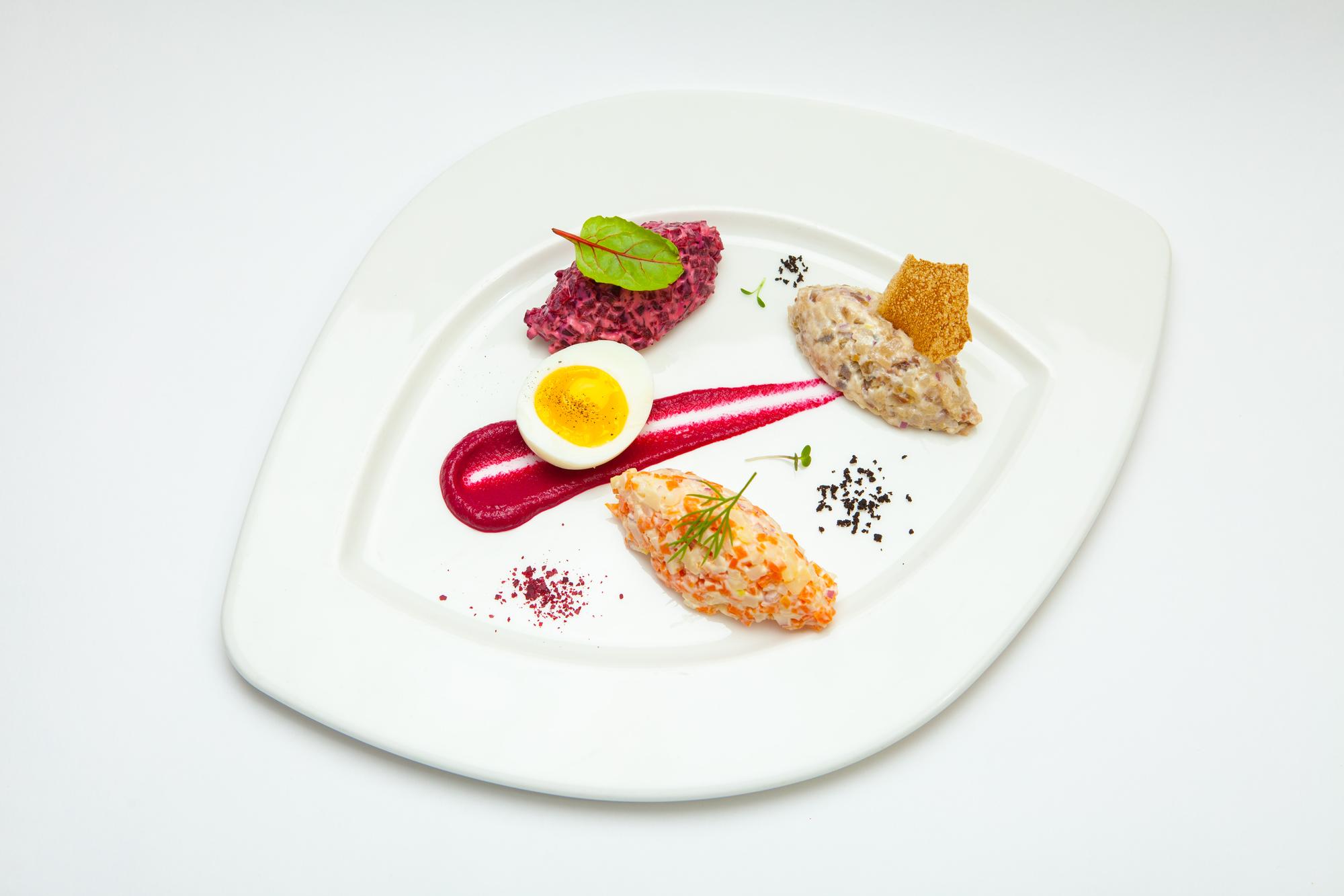 Gotowe danie na talerzu w stylu fine dining